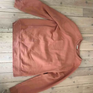  - Weekday Sweatshirt  Stl. M Skär  Knappt använd i mycket gott skick 