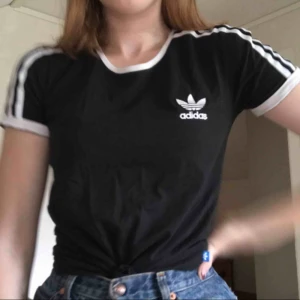  - Cool adidas T-shirt som bara är använd ett fåtal gånger! Köparen betalar frakt själv, ca 30 kr tror jag! 