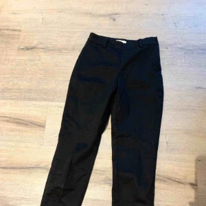  - Nu säljer jag mina fina kostymbyxor då dom är för korta enligt mig (jag är 170). Endast använd 2 gånger dom är i nyskick💕köpare står för frakt☺️skriv för mer information