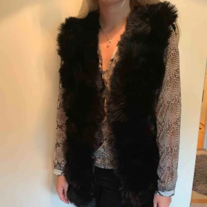  - Snygg fuskpäls som aldrig blivit använd och är som ny. Nypris 700 kr. Ni står för frakt om det skulle behövas. 