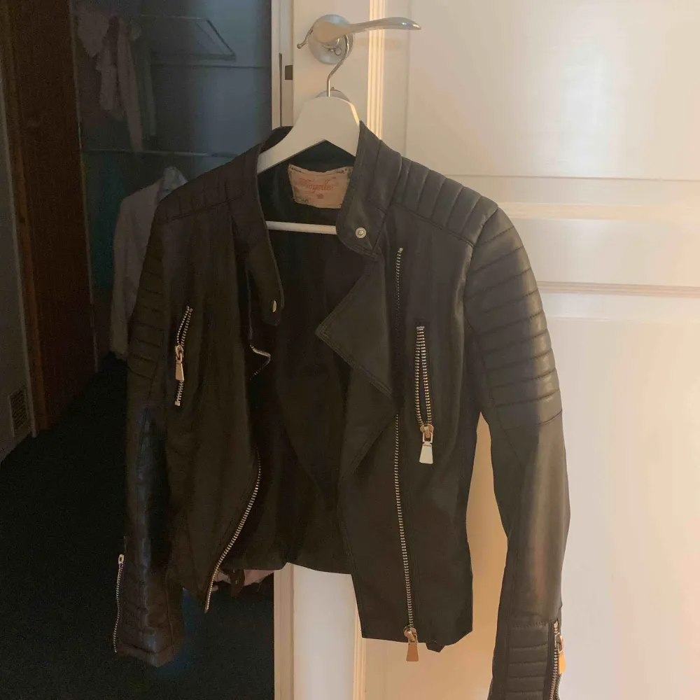 Chiquelle skinnjacka. (Moto Jacket Black) . Jackor.