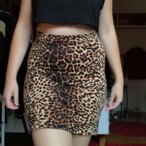  - Säljer denna leopardkjolen! Den är jättestrechig så passar nog alla storlekar, den är märkt xs men jag som har storlek medium kan även ha den! ❤🐆❤🐆