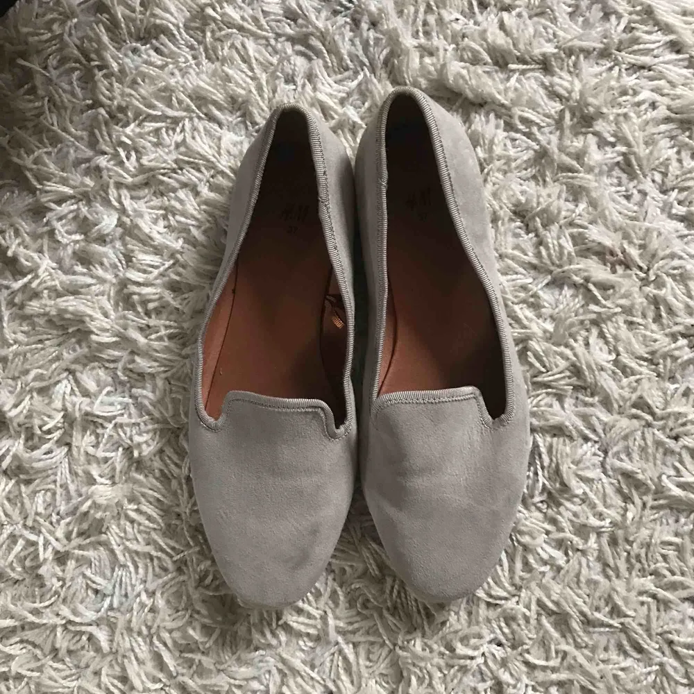 Ljusgråa skor från HM. Aldrig använda/som nya.. Skor.