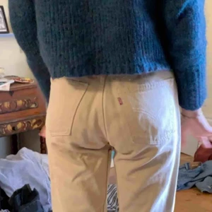  - Skitsnygga beigea Levi’s jeans!! De går rakt ner och är högmidjade och i jättebra skick, säljes pga försmå (inte jag på bilderns) Läs gärna i min profil💫