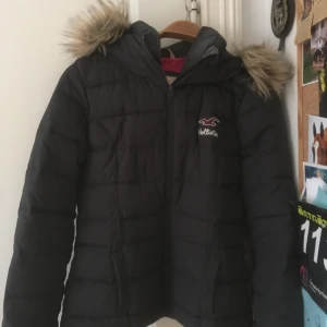  - Använd vinterjacka från Hollister! Väldigt varm och skön, har ett litet hål under ena armhålan syns på bild 3! 