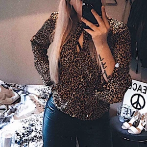  - Leopard-mönstrad blus från hm, fint skick!