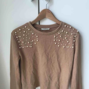  - Långärmad tröja från Zara. Suuuuuperskön och bra kvalitet. Fina pärlor på framsidan under axlarna. 💕💕💕