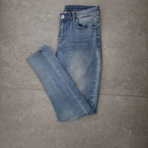  - Jeans från hm. Stora i storleken. 
