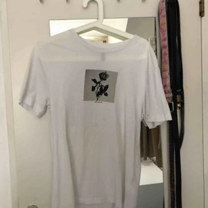  - Säljer en t-shirt i strlk 34 köpt på killavdelning 