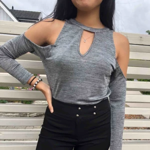  - Superfin festtopp från Ruth & Circle✨ Väldigt skönt material och gott skick då den endast använts en gång!! 🖤 Passar utmärkt till festen eller middagen 🌙 Eventuell fraktkostnad tillkommer💕