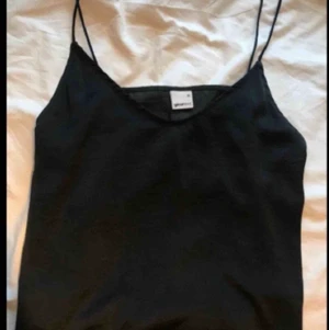 Svart silke linne  - 70 kr inklusive frakt 