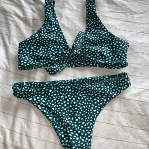 NY bikini!  - Ny bikini från Shein! Storlek M. Har inte kvar lappar/förpackning men den är helt oanvänd! Lite liten i storleken enligt mig. Nypris 129:- 