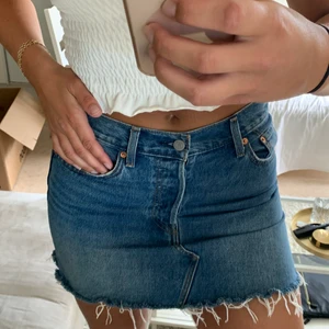 Levi’s jeanskjol  - Riktigt fin jeanskjol från Levis. Använd någon enstaka gång så den är som ny. Nypris 550kr