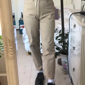 Beiga byxor🪐 - Ett par beiga byxor, köpt second hand men är från märket jackpot! Använt en gång, sitter fint på kroppen💫 finns ingen storlek, sitter som S/M + frakg