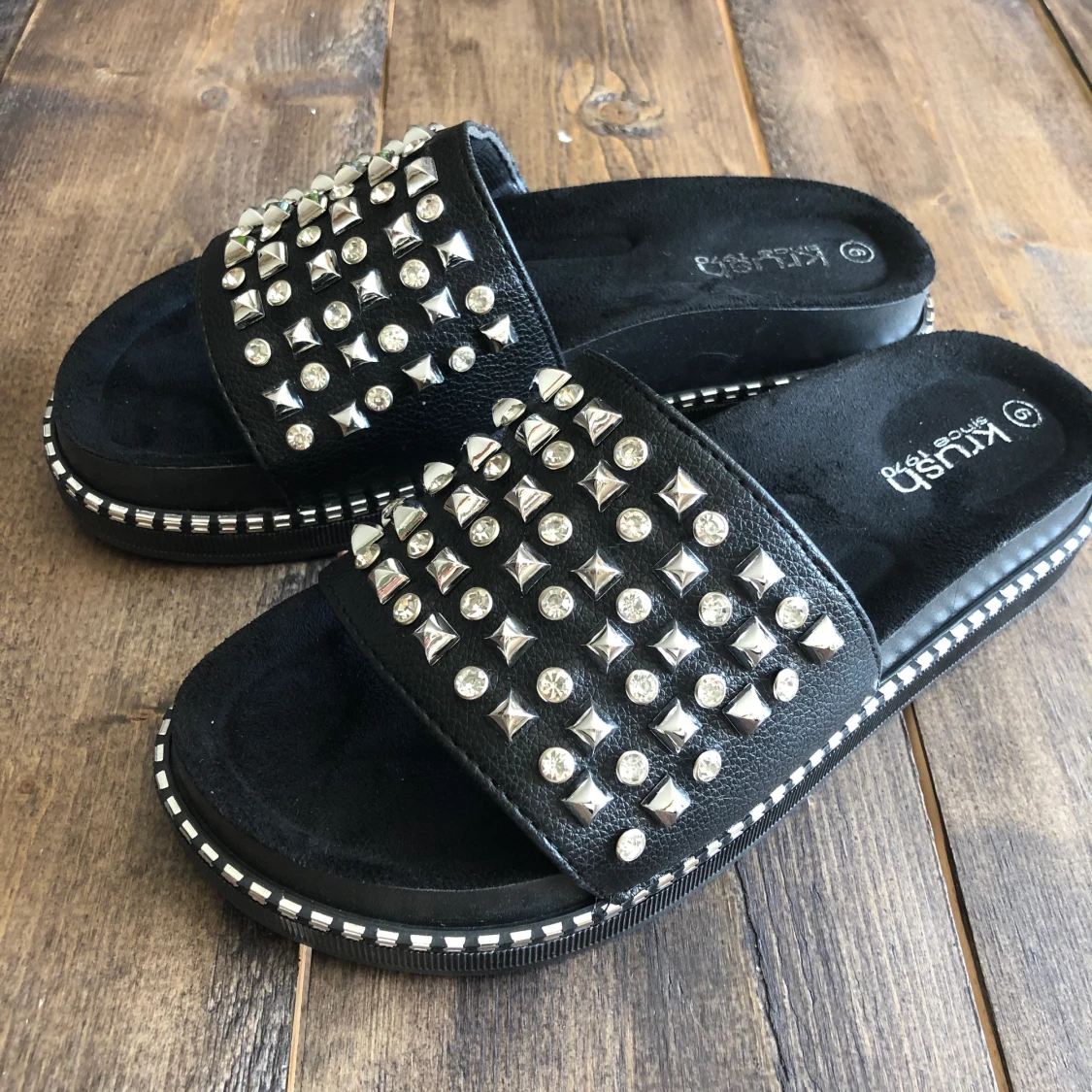 Slip-ins med nitar och strass