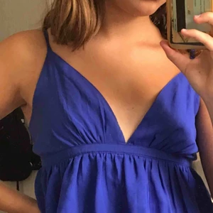  - Klarblå topp i silkestyg med jättefint fall 💙💙 80 kr + 20 kr frakt