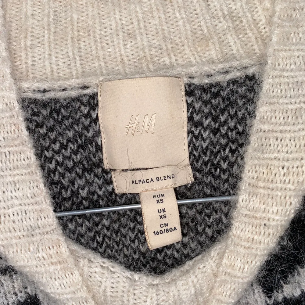 Säljer min fina stickade tröja i alpaca ull. Den är använd 2 gånger och därmed i nyskick. Storlek XS.. Stickat.