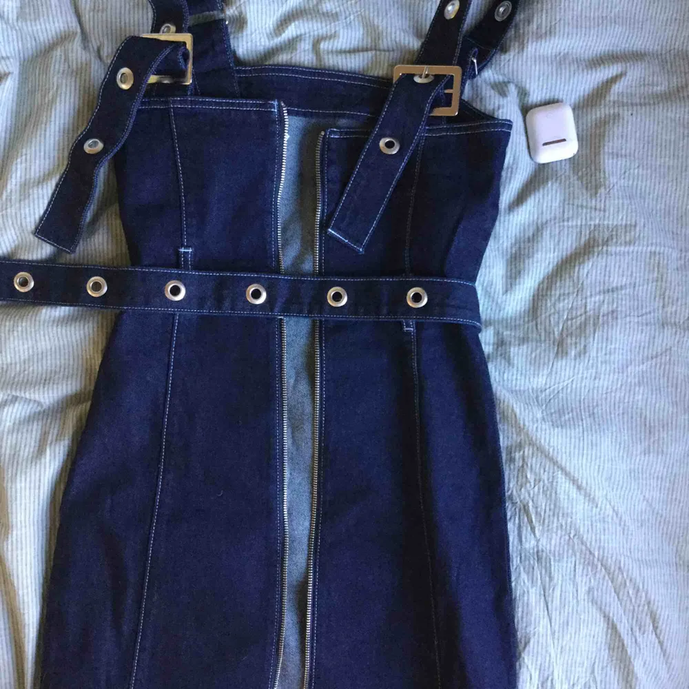 En jättefin jeans klänning från cullosion som är helt oanvänd. Köpt på Asos. Nypris 500 kr. Den har väldigt fin passform och sitter bra på en S/XS. Kommer såklart med skärpet också som även det är väldigt snyggt . Klänningar.