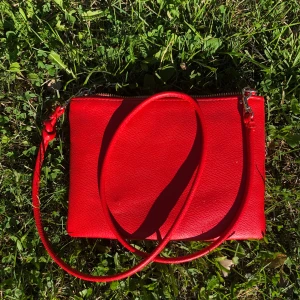 Väska  - Liten väska från hm. Inga fel. Bandet är avtagbart. Köparen står för frakt