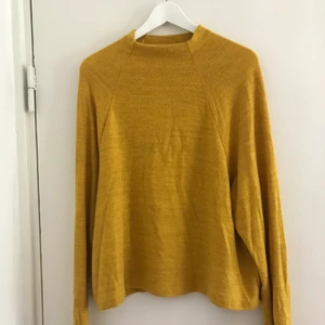 Tröja från H&M  - Senapsgul tröja från H&M, knappt använd. Storlek M. Frakt 63kr med postens skicka lätt. 