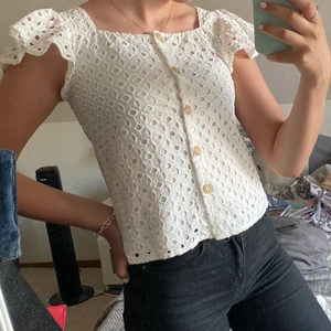 Vit top! - En jättesöt vit sommartop som nu säljs eftersom den inte kmr till användning! Den är helt oanvänd och därför i mycket gott skick!! Den är från Zaras barnavdelning(i storlek 152) men skulle säga att den passar en XS! Pris: 50kr+49kr frakt