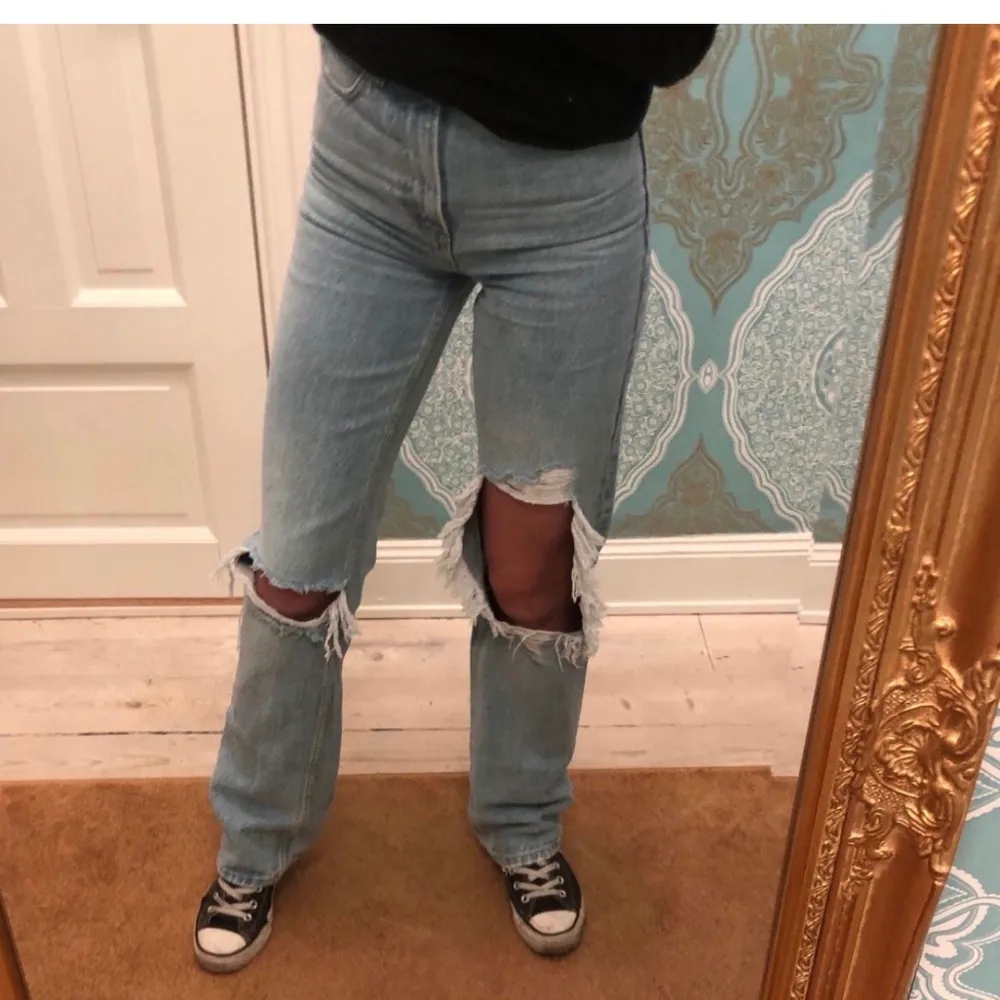 Populära jeans från Monki med hål på knäna. ❤️ använder nt längre. Jeans & Byxor.