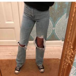 Populära jeans från Monki med hål på knäna. ❤️ använder nt längre
