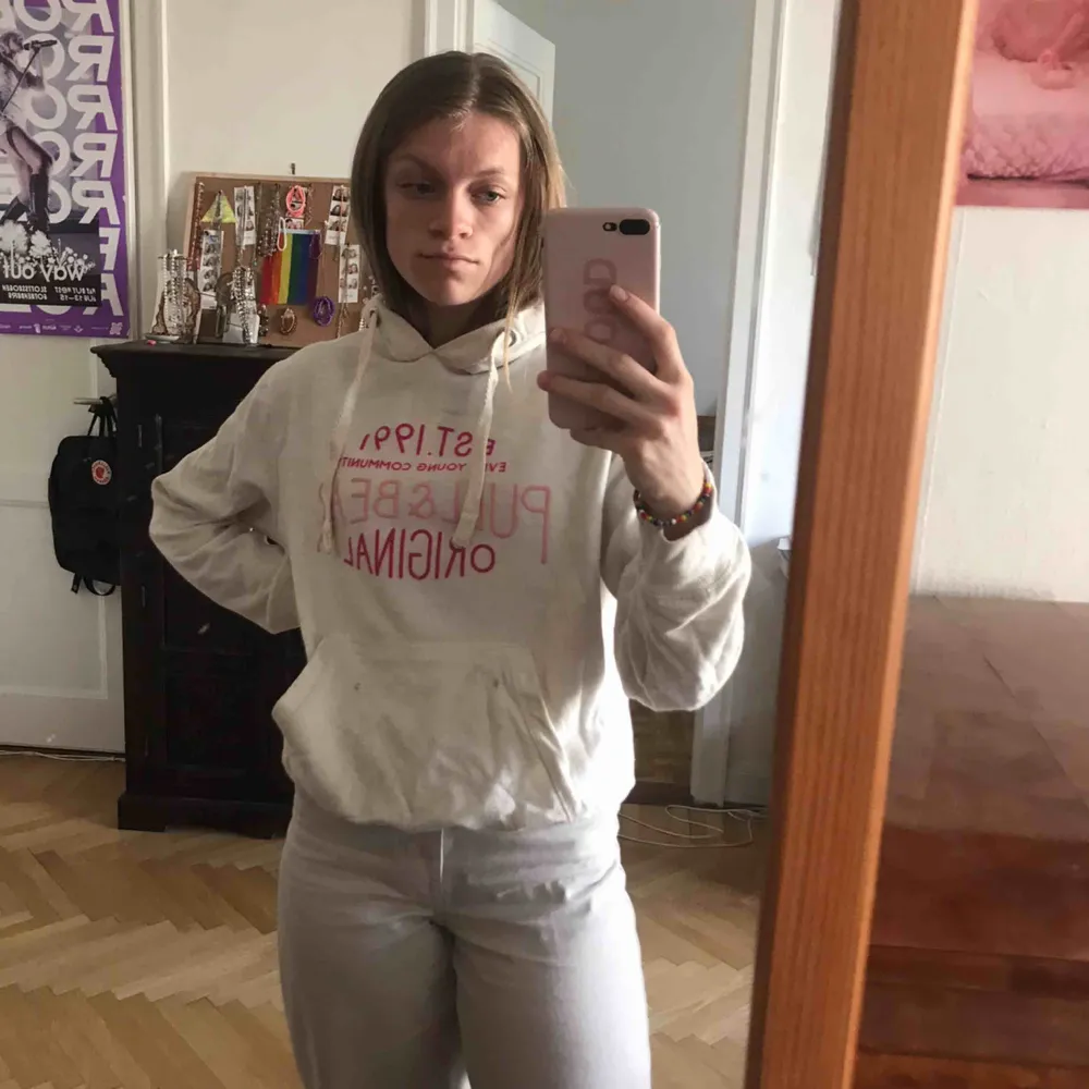 Hoodie från Pull&bear med rosa text. Mycket bra skick. Köparen står för frakten. Kan även mötas upp i Stockholm.. Hoodies.