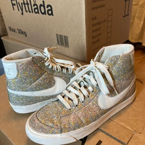 Nike Blazer x Liberty Skor / Sneakers - Fräscha Nike Blazers x Liberty, från kollektionen 2011. Använda max 2-3 gånger sedan dess för att de är för små för mig... Storlek 40.5 men som alla Nike är de lite små i storleken. Säljes nu pga platsbrist i garderoben! Kan skickas mot fraktkostnad! :)