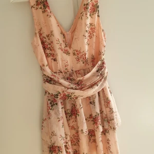 Vacker klänning  - Sommarklänning med blommor. Strl xs. Rätt så u ringad. Nyskick 