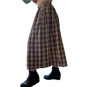 Lång rutig kjol - Köpt på secondhand för ett år sedan, använd max 2 ggr. Väldigt stretchig och skön + den har fickor 😍 En snabb affär uppskattas 💜