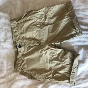 Beigea kortbyxor  - Oklar vilket mått byxorna har med storleken är s 