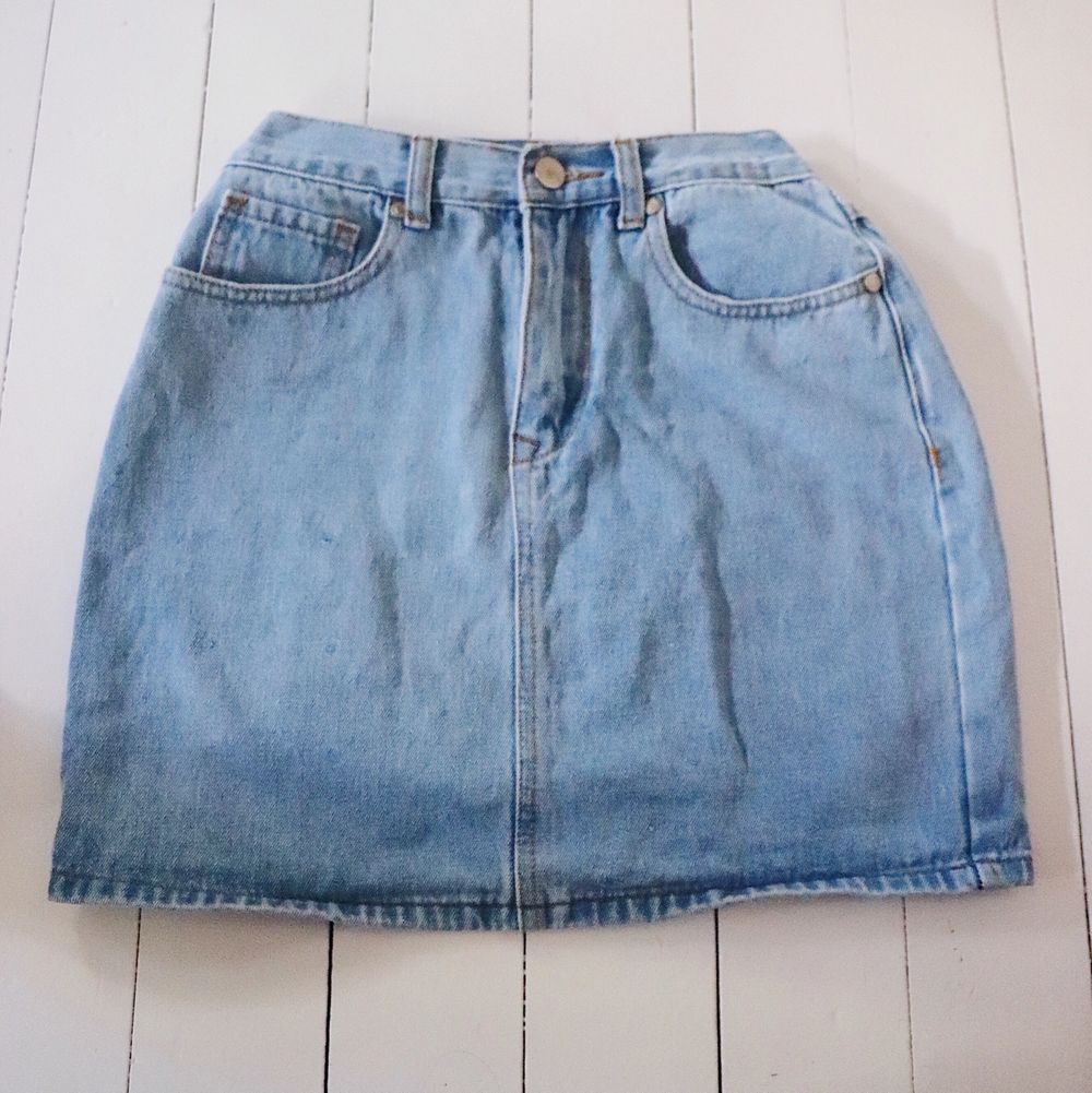 Snygg jeans kjol som sitter som en smĂ€ck. FramhĂ€ver verkligen kurvor och sitter precis som man vill att en kjol ska sitta. Inte sliten det minsta. Den matchar verkligen till allt men passar sĂ„ fint till den rosa toppen som jag sĂ€ljer.đpris diskuteras . Kjolar.