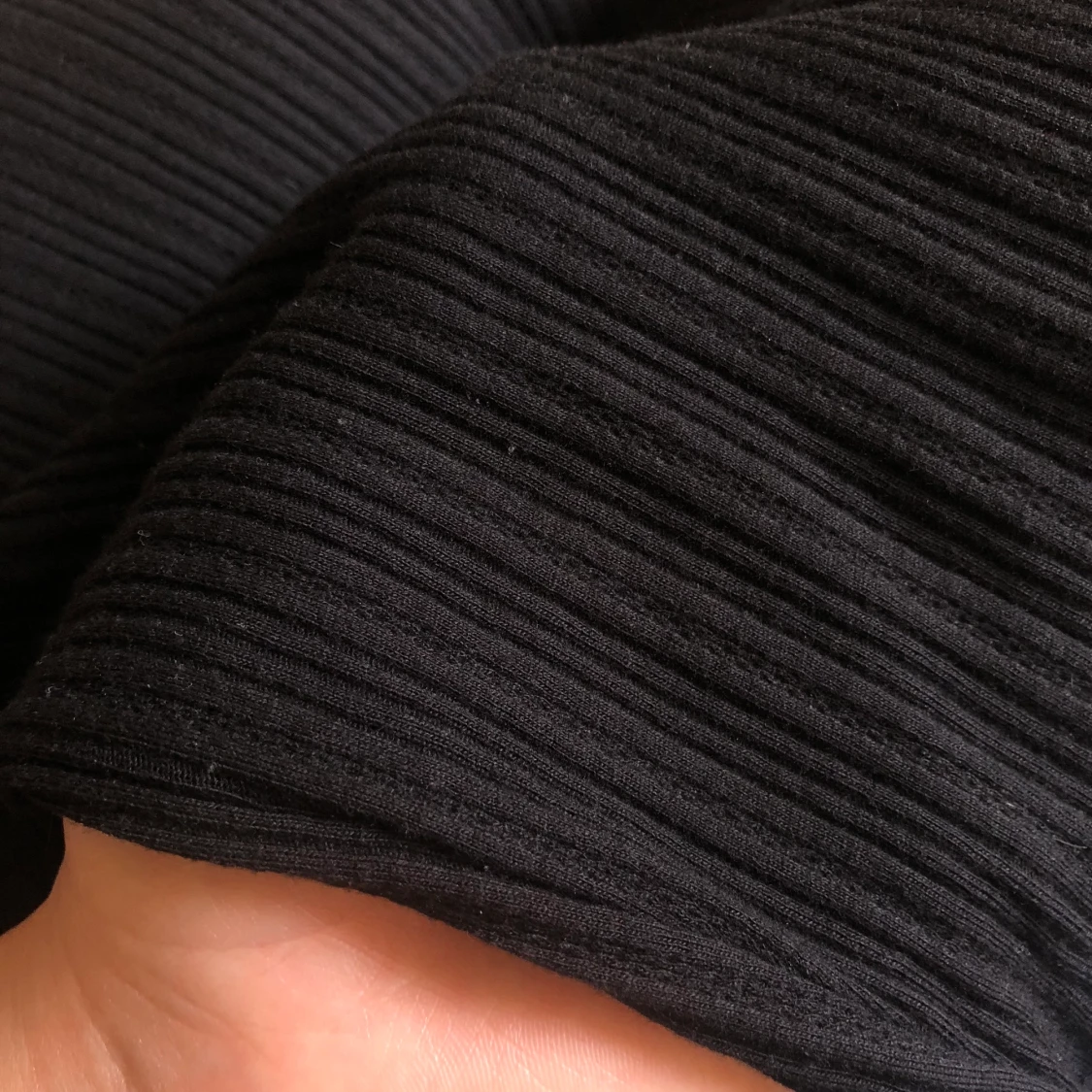 Svart räfflad crop top  - 90