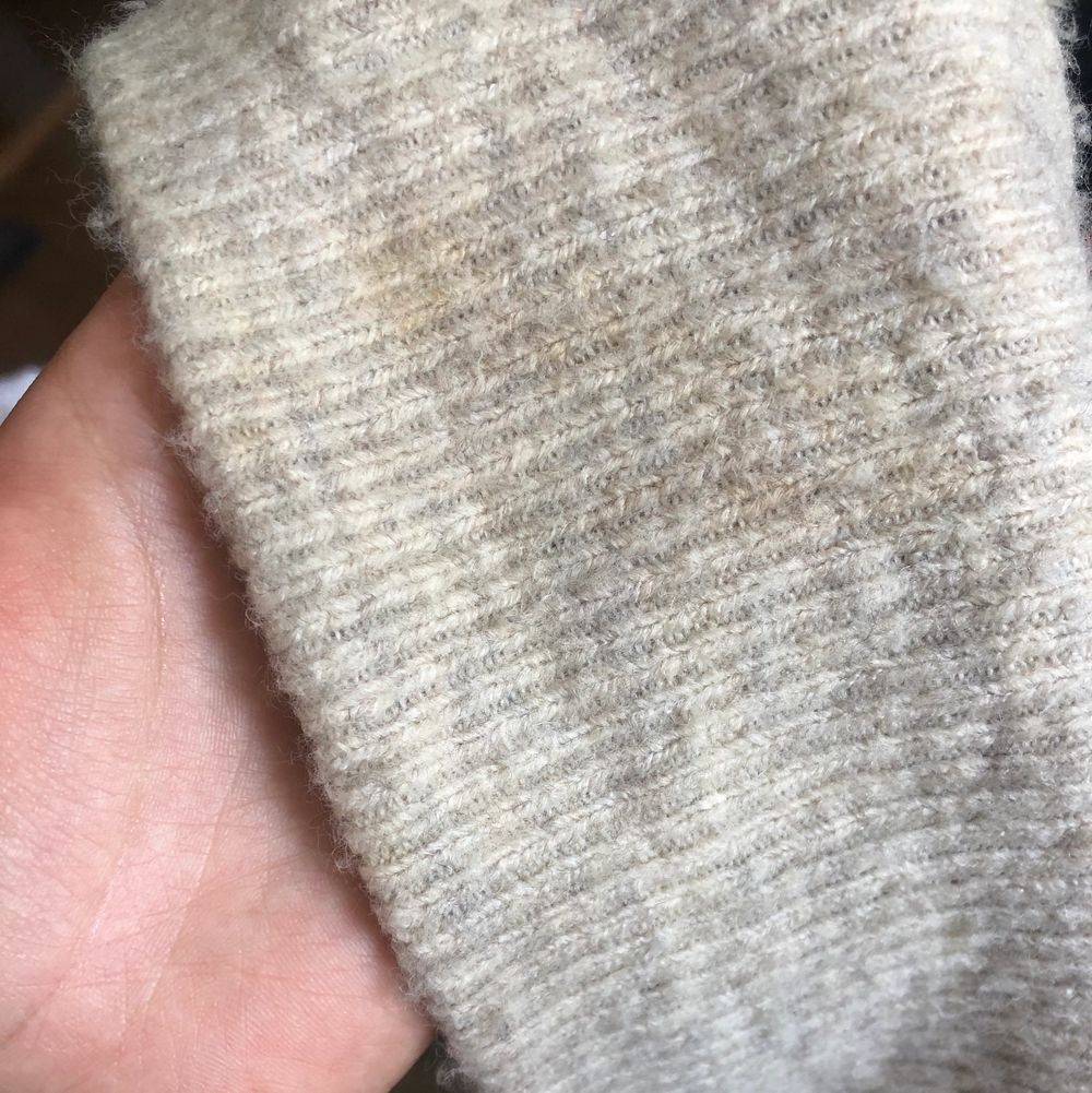 Fick denna i present något år sen och använt 2-3 ggr men den är alldeles för stor för mig (passar en M/L enligt mig) och säljes därför (från H&M). På tredje bild syns en ljusare tefläck som inte syns så väll annars. Köparen står för frakt . Tröjor & Koftor.