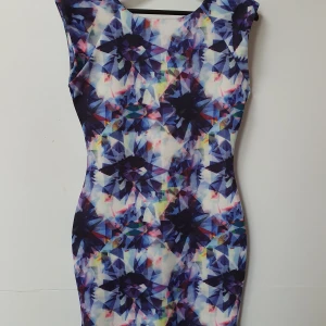 Mönstrad klänning - Sjukt snygg klänning i liknande scuba material. Tight passform men bekväm 