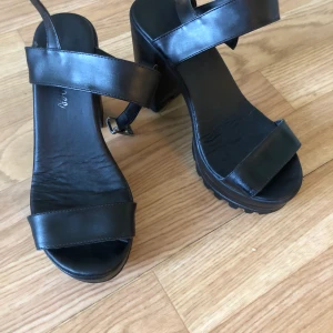 Platåsandaler strl 37 - Sandaler med grov sula och hög klack. Sköna att gå i. Skulle dock säja att jag tror de passar bäst om man har ganska smala fötter. Jag har nog lite för breda tyvärr. Strl 37