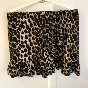 Kjol med volang strl 38/40 - Köpt i en boutique i Amsterdam. Resår i midjan.