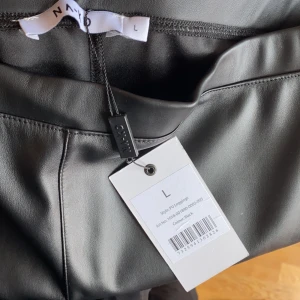 Vanliga skinnjackor strl L - Helt oanvända skinn byxor från NAKD i storlek L. Jättefina och har tight passform. 