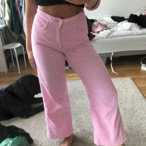 Manchester byxor  - Manchester byxor i väldigt fin rosa. I mycket bra skick! Frakt tillkommer 
