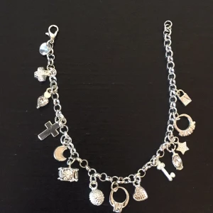 Berlock armband  - Fint berlock armband. Aldrig använt. Köparen står för frakt. Jag ansvarar INTE för postens slarv! 