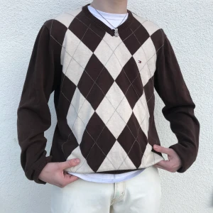 Tommy H tröja - Säljer denna sjukt snygga Tommy Hilfiger tröjan. Bra skick! Det står XL men skulle uppskatta den till en L!😌