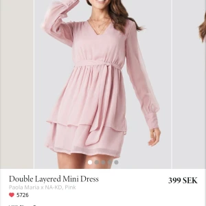 Klänning ifrån nakd - Klänning med knyte i midjan, färgen på klänningen är som bilden på mig. Använd 1 gång. Kan skicka bättre bilder på. Köparen står för frakt