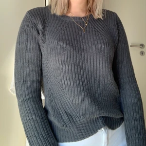 Stickad tröja från Vero Moda, stl XS - Stickad tröja från Veromoda, som är köpt för ett par år sedan. Bra skick. Frakt ingår ej!💞☀️ 