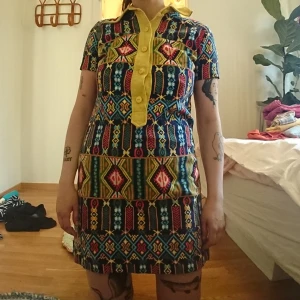 Retro 70talsklänning - Superfin 70talsklänning med den karaktäristiska kragen och härligt mönster. I något grövre tyg så den har hållit passformen fint och är inte alls urtvättad. Jag på bilden är 165 lång och har vanligen storlek s/m