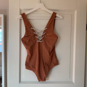 Baddräkt - Fin baddräkt från HM i strl.M. Använd under en semestervecka förra året. Inga fläckar från solkräm eller dylikt på baddräkten. Kan skickas spårbart för 63kr!