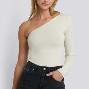Topp nakd storlek 36 - Sjukt fin One shoulder top från Nakd. Aldrig använd och lapparna är kvar på. Fick nämligen hem dubbelt. Den sitter helt perfekt på💕