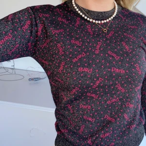 Glittrig &other stories tröja - Glittrig svart/grå tröja från &other stories med rosa ”Paris” tryck. Nästintill nyskick! Nypris runt 700 säljer för 200.Frakt 42:-💌