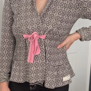 Odd Molly kofta - Odd Molly kofta med rosa rosett. Passar som XS men även  S. 🦋