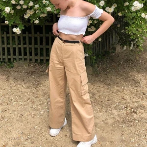 Cargopants  - Säljer dessa cargobyxor från Monki stl 36! Jättefint skick! Frakt tillkommer 🥳